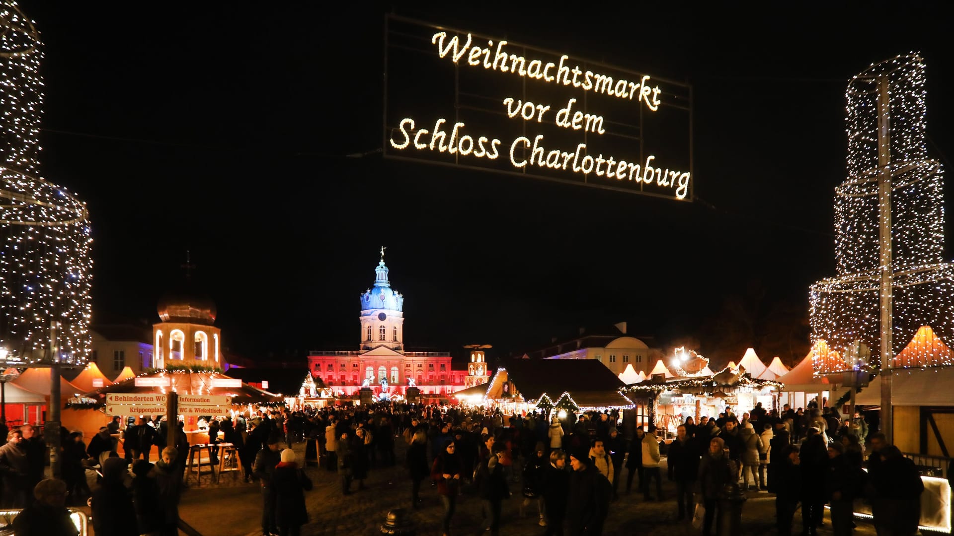 Weihnachtsmarkt am Schloss Charlottenburg (Archivbild): Ein letztes Mal wird dieses Jahr vor dem Schloss ein Weihnachtsmarkt aufgebaut. Weihnachtsmarkt am Schloss Charlottenburg (Archivbild): Ein letztes Mal wird dieses Jahr vor dem Schloss ein Weihnachtsmarkt aufgebaut.