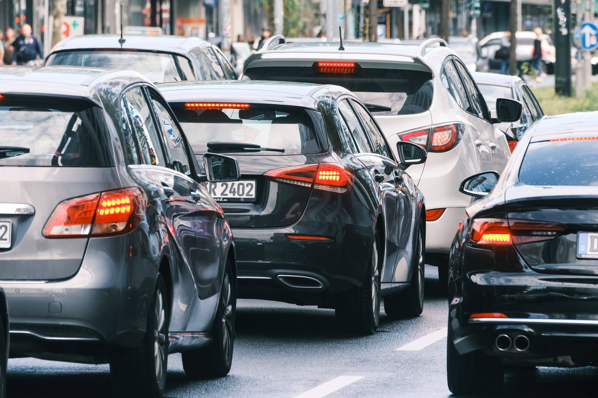 Autos stehen im Stau (Symbolbild): Auf Autofahrer könnten hohe Kosten zukommen.