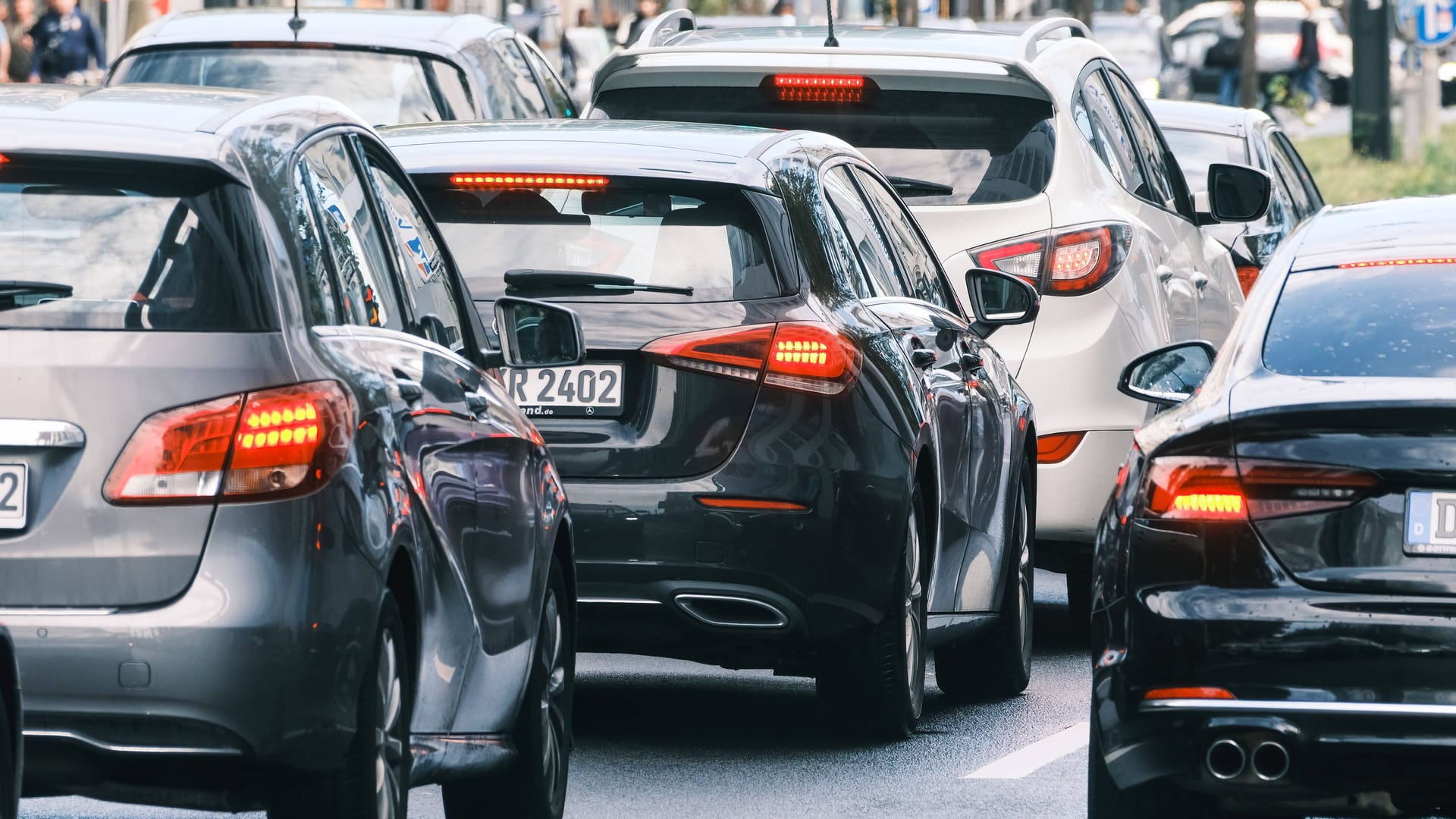 Autos stehen im Stau (Symbolbild): Auf Autofahrer könnten hohe Kosten zukommen.