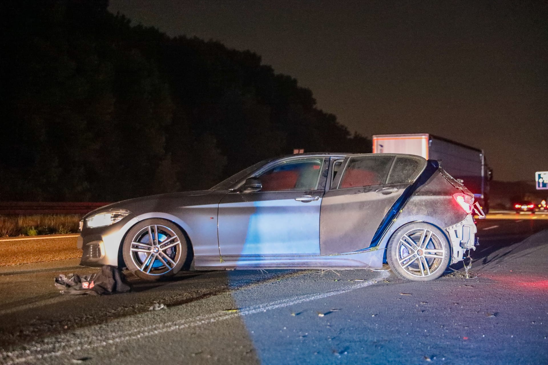 Der Audi steht quer auf der A1: Nach der Automatensprengung crashten die Täter das Fluchtfahrzeug bei Köln.