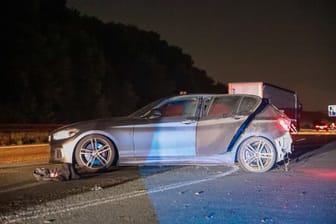 Der Audi steht quer auf der A1: Nach der Automatensprengung crashten die Täter das Fluchtfahrzeug bei Köln.