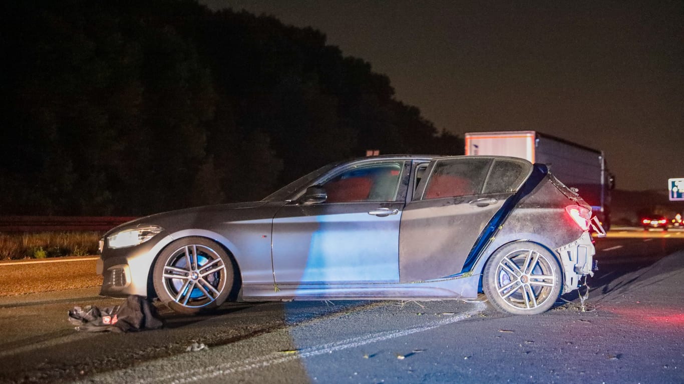 Der Audi steht quer auf der A1: Nach der Automatensprengung crashten die Täter das Fluchtfahrzeug bei Köln.