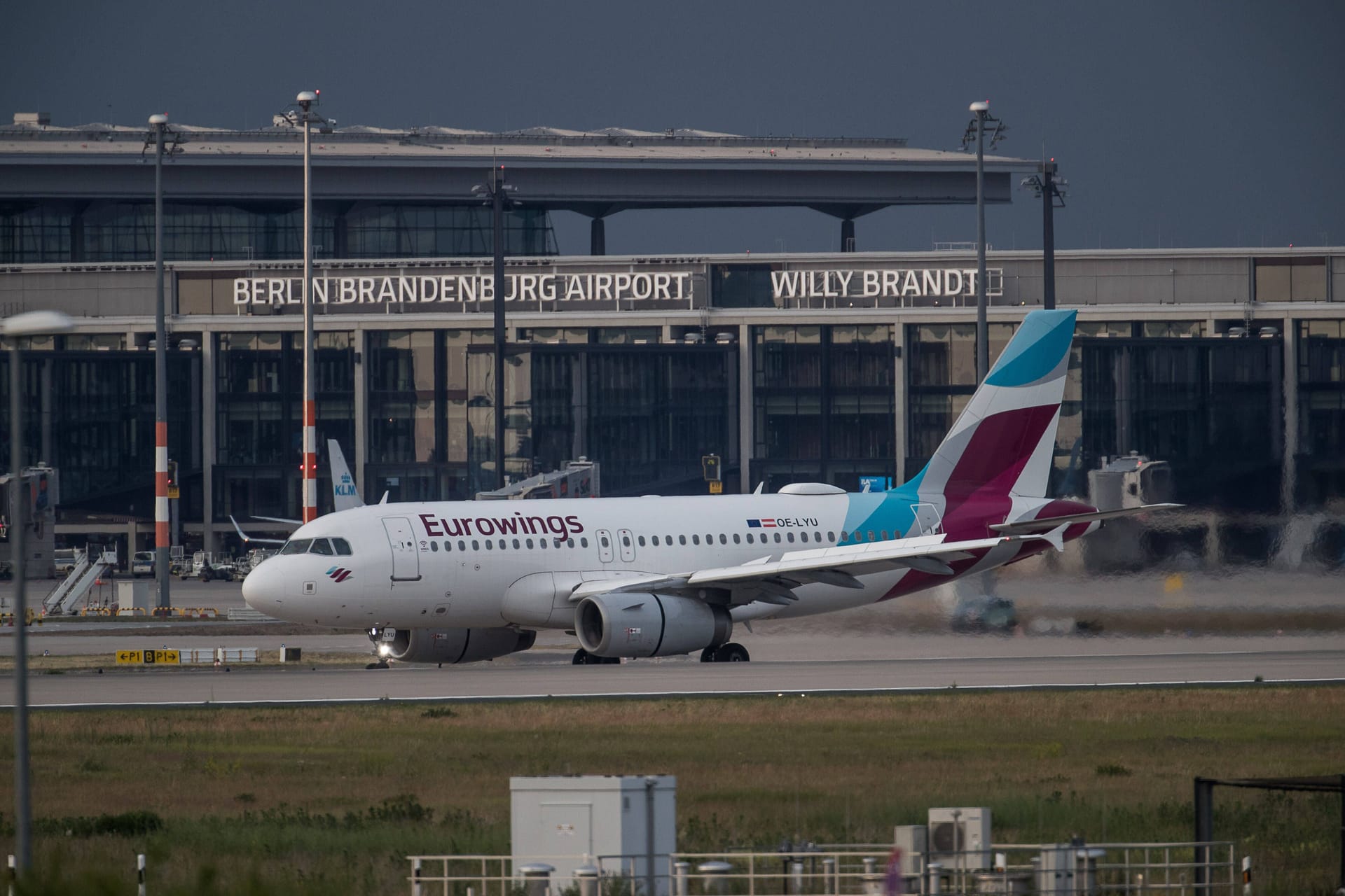 Eine Eurowings-Maschine am Flughafen BER (Archivbild): Auch am Dienstag fallen viele Flüge aus.