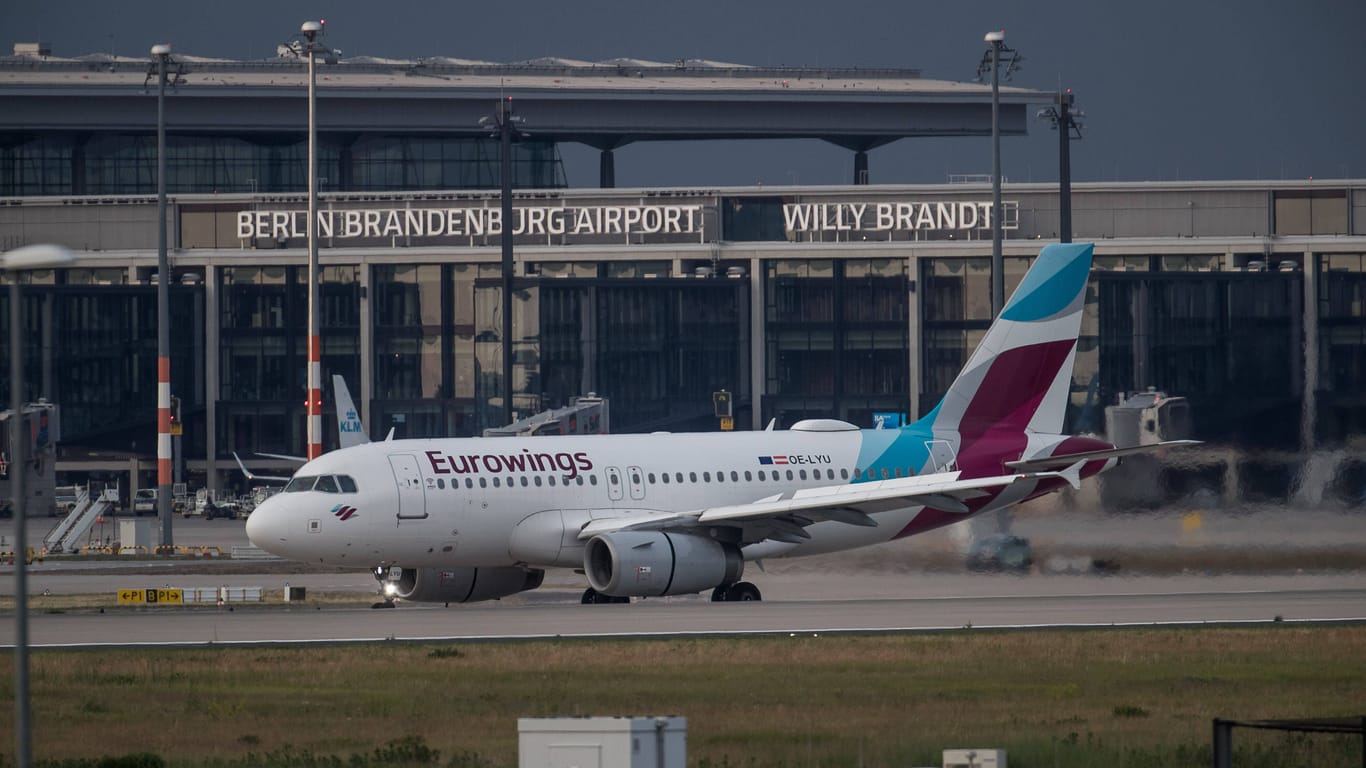 Eine Eurowings-Maschine am Flughafen BER (Archivbild): Auch am Dienstag fallen viele Flüge aus.
