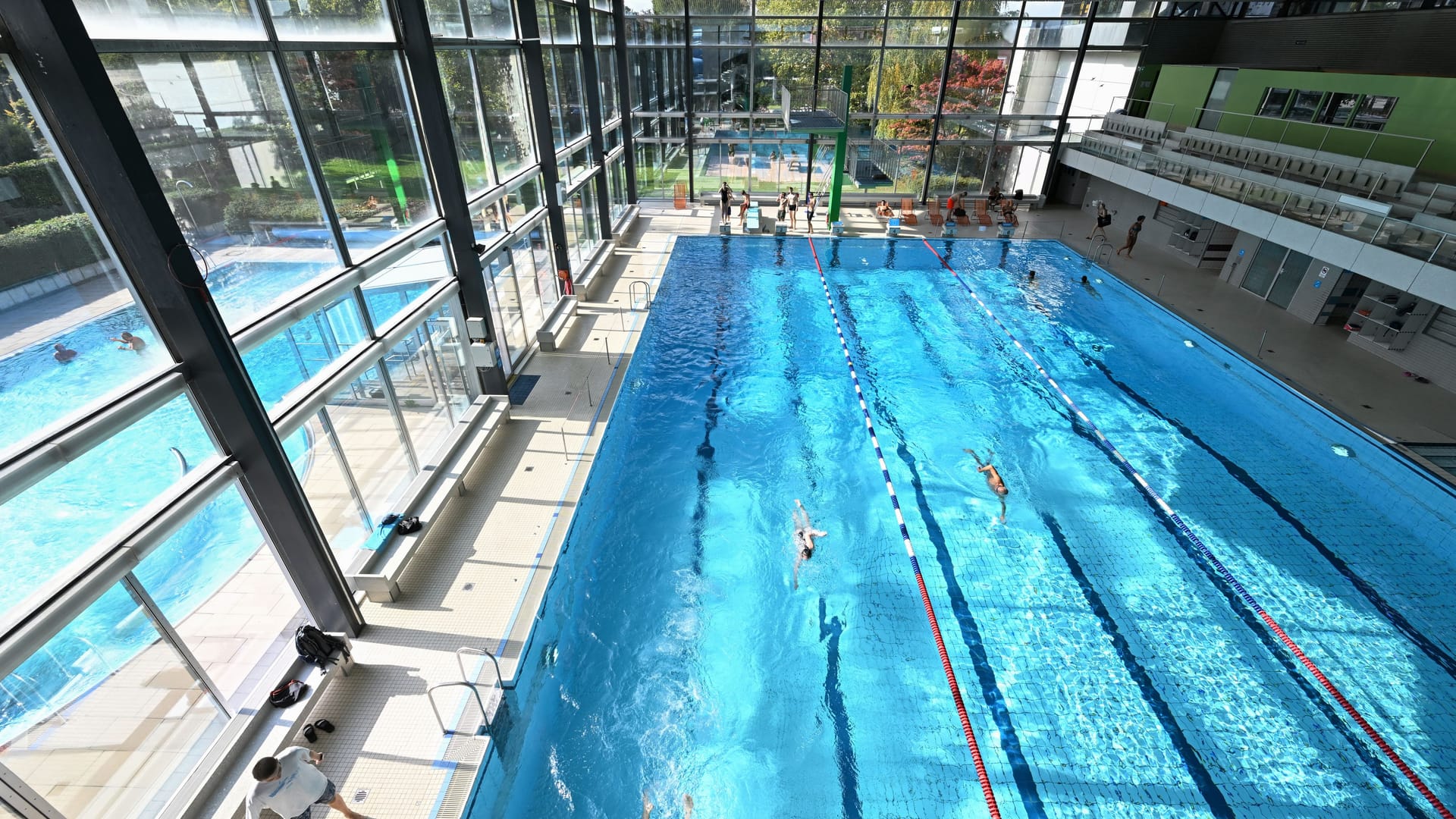 Das Schwimmbecken des Stadionbads in Ludwigsburg: Die Energiekrise zwingt Freizeitbäder im Südwesten zu sparen und über höhere Eintrittspreise nachzudenken. Das Schwimmbecken des Stadionbads in Ludwigsburg: Die Energiekrise zwingt Freizeitbäder im Südwesten zu sparen und über höhere Eintrittspreise nachzudenken.
