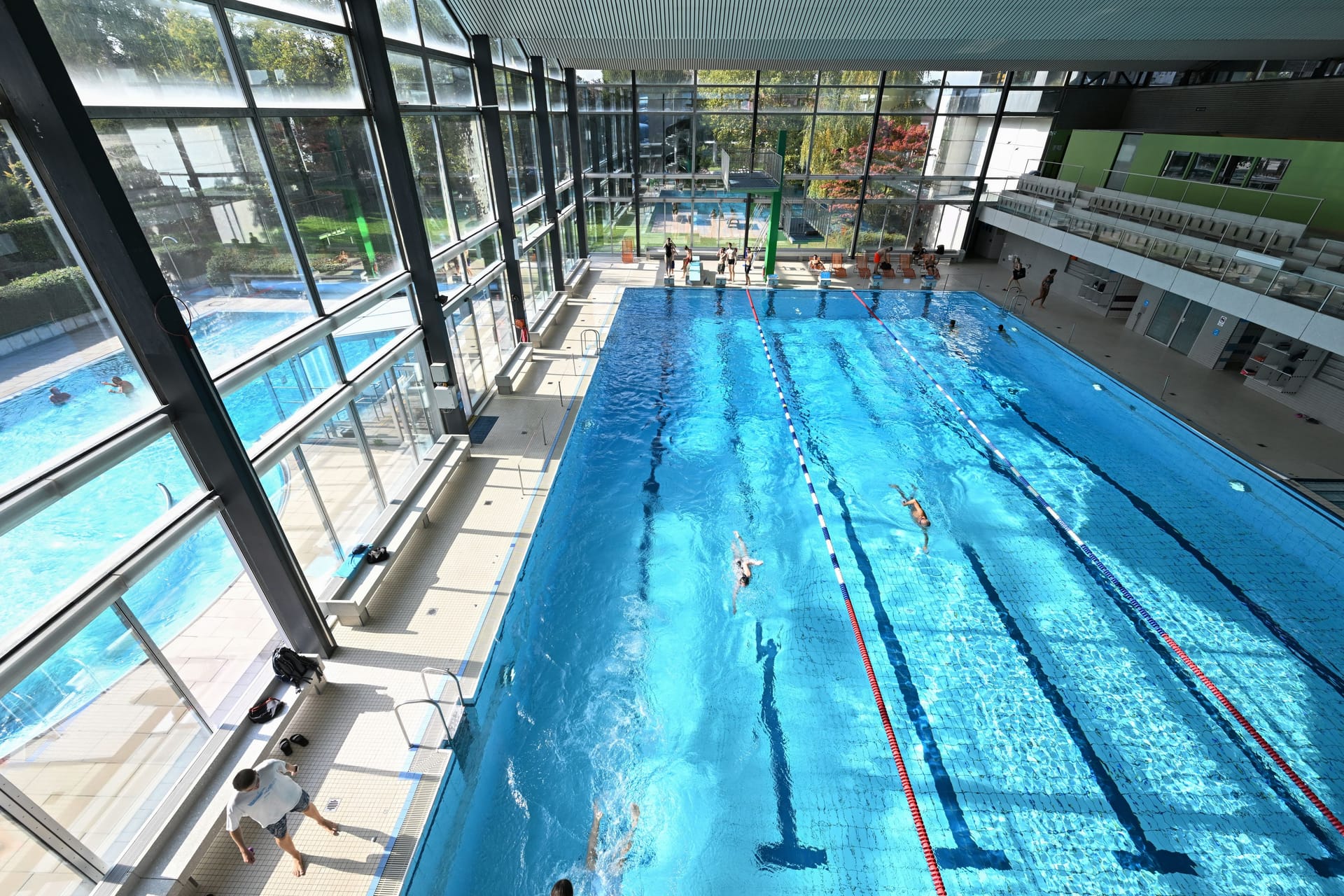 Das Schwimmbecken des Stadionbads in Ludwigsburg: Die Energiekrise zwingt Freizeitbäder im Südwesten zu sparen und über höhere Eintrittspreise nachzudenken.