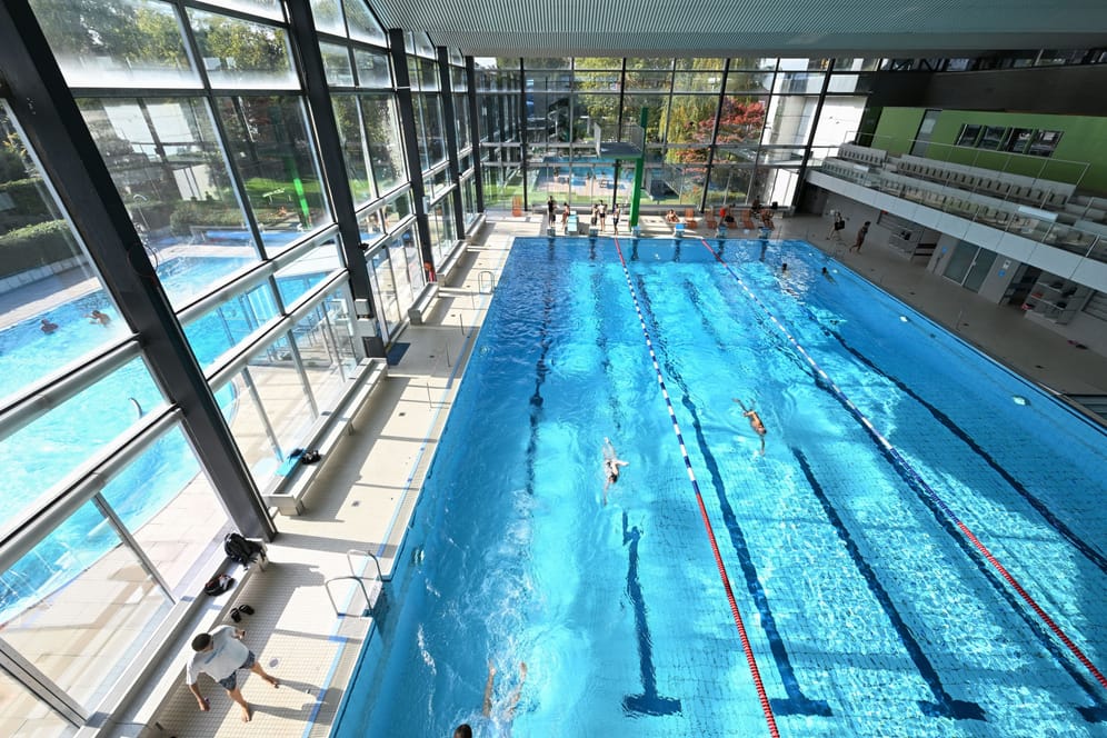 Das Schwimmbecken des Stadionbads in Ludwigsburg: Die Energiekrise zwingt Freizeitbäder im Südwesten zu sparen und über höhere Eintrittspreise nachzudenken.