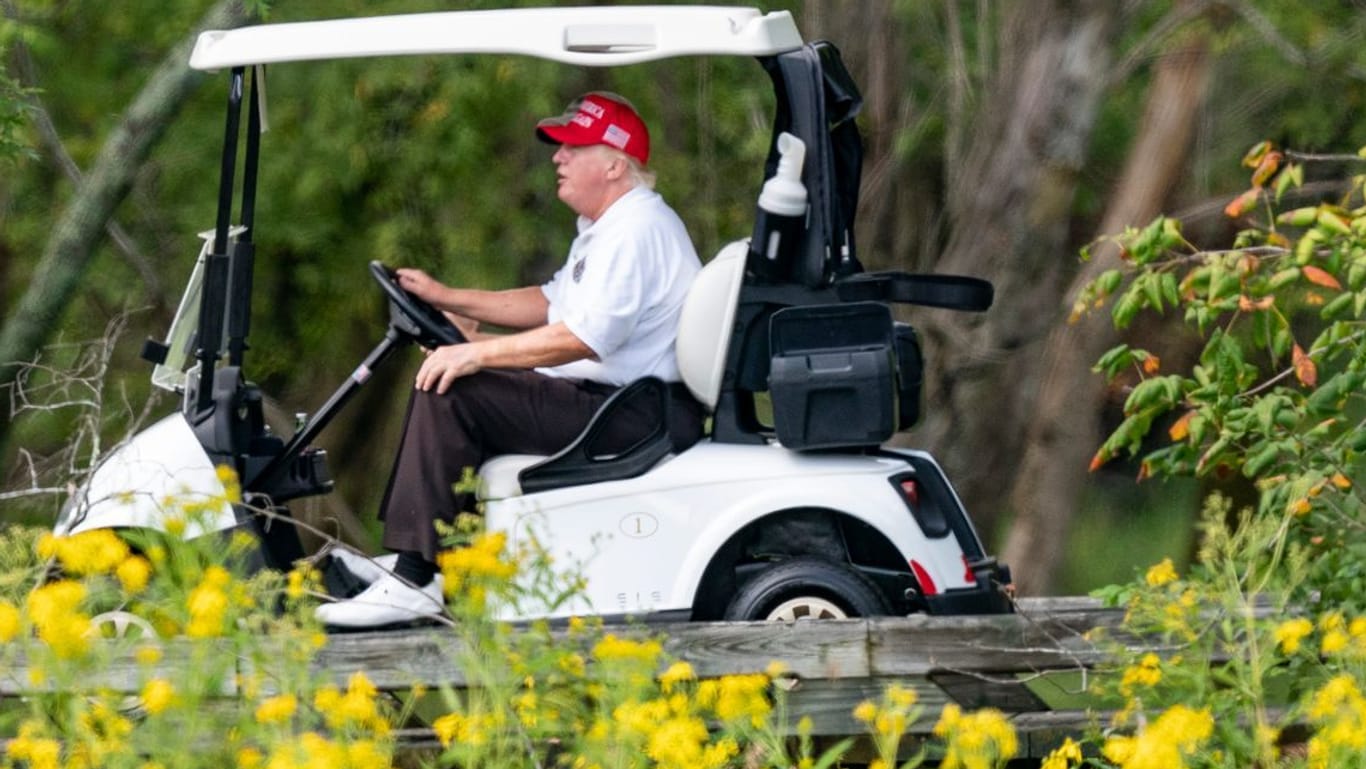 Donald Trump in seinem Golfklub: Der US-Präsident wird unter anderem beschuldigt, die US-Justiz behindert zu haben.