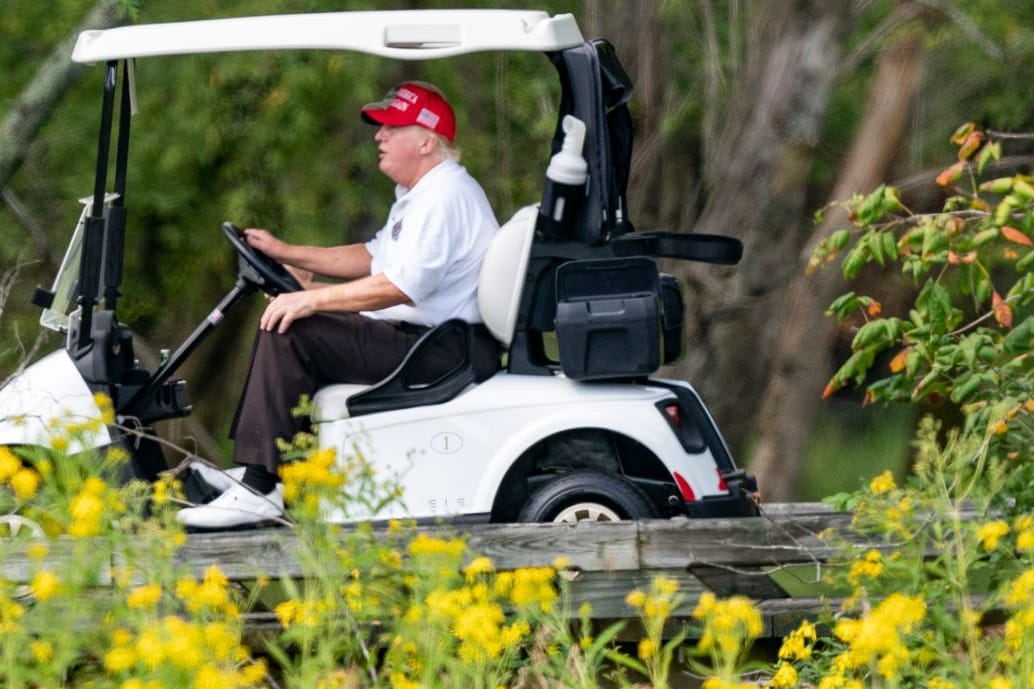 Donald Trump in seinem Golfklub: Der US-Präsident wird unter anderem beschuldigt, die US-Justiz behindert zu haben.