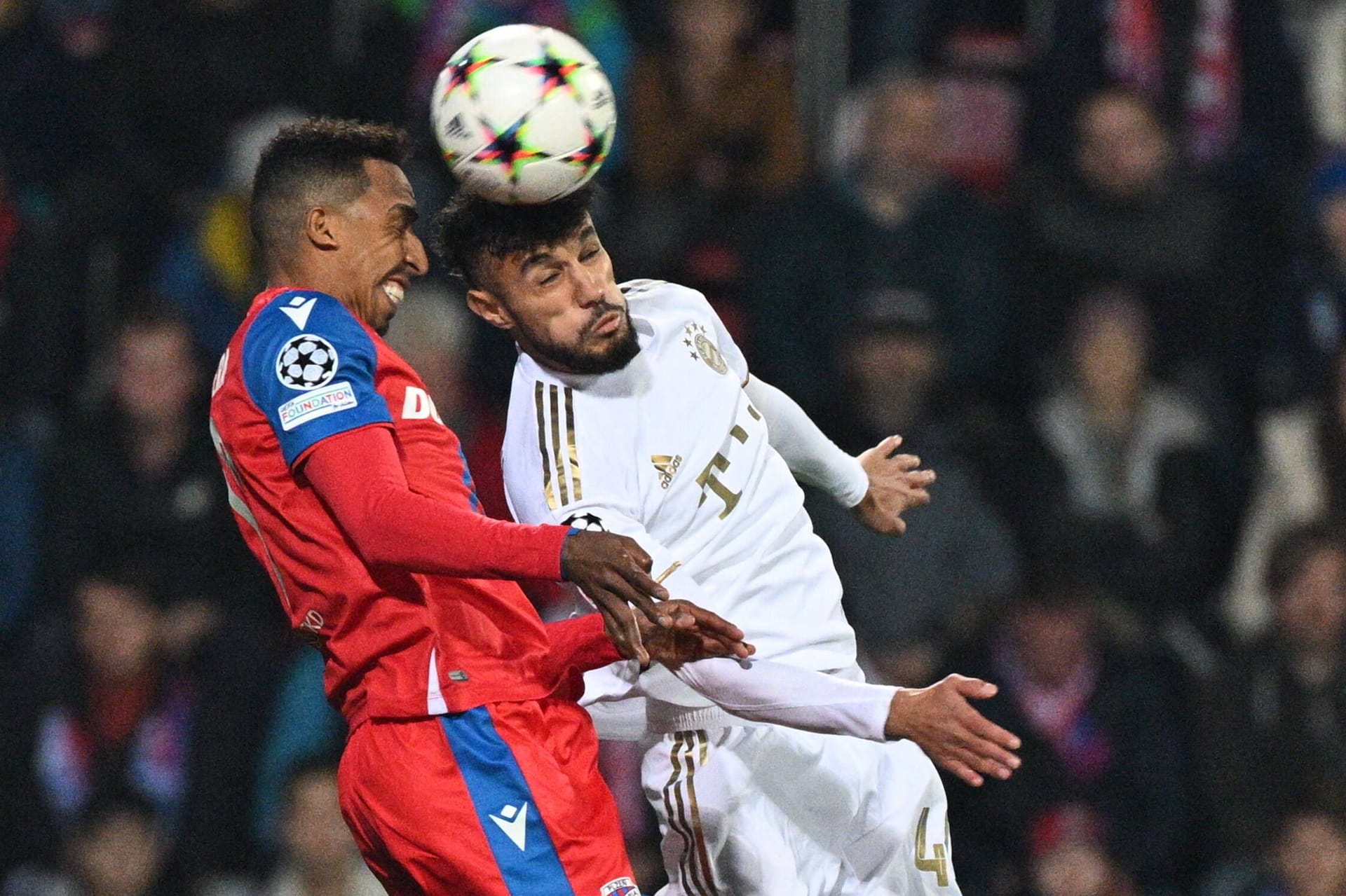 Noussair Mazraoui: Blieb nach seinem Jokereinsatz in Dortmund aufgrund der zahlreichen Ausfälle in der Startelf. Stand in der Defensive sicher und hatte auch einige gute Aktionen nach vorne. War an der Entstehung der ersten drei (!) Treffer beteiligt. Musste auch viel einstecken und bekam den Arm seines Gegenspielers ins Gesicht ab (39.). Sah noch Gelb (65.). Note 2﻿