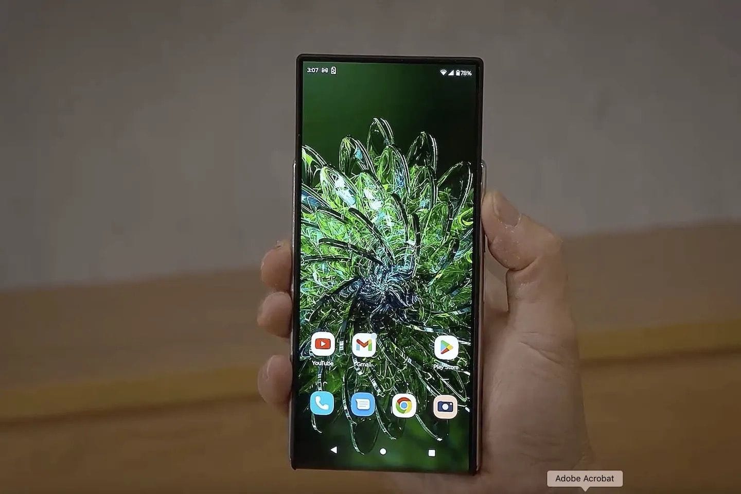 Konzept-Phone: Der Bildschirm des Motorola-Handys kann sich auf Knopfdruck vergrößern.