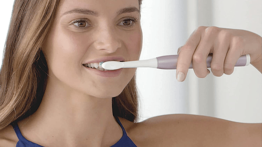 Mit der Schallzahnbürste von Oral-B reiigen Sie Ihre Zähne gründlich und sanft.