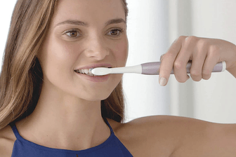 Mit der Schallzahnbürste von Oral-B reiigen Sie Ihre Zähne gründlich und sanft.