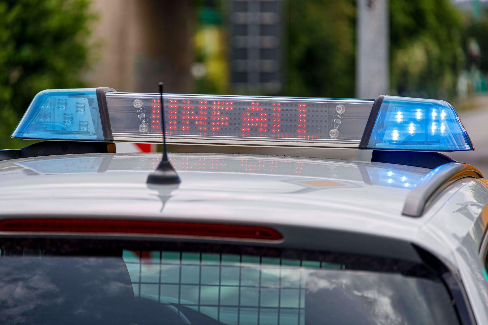 Ein Einsatzfahrzeug der Polizei zeigt einen Unfall an (Symbolbild): In Baden-Württemberg kam es am Wochenende zu einem heftigen Zusammenstoß mit zehn Verletzten.
