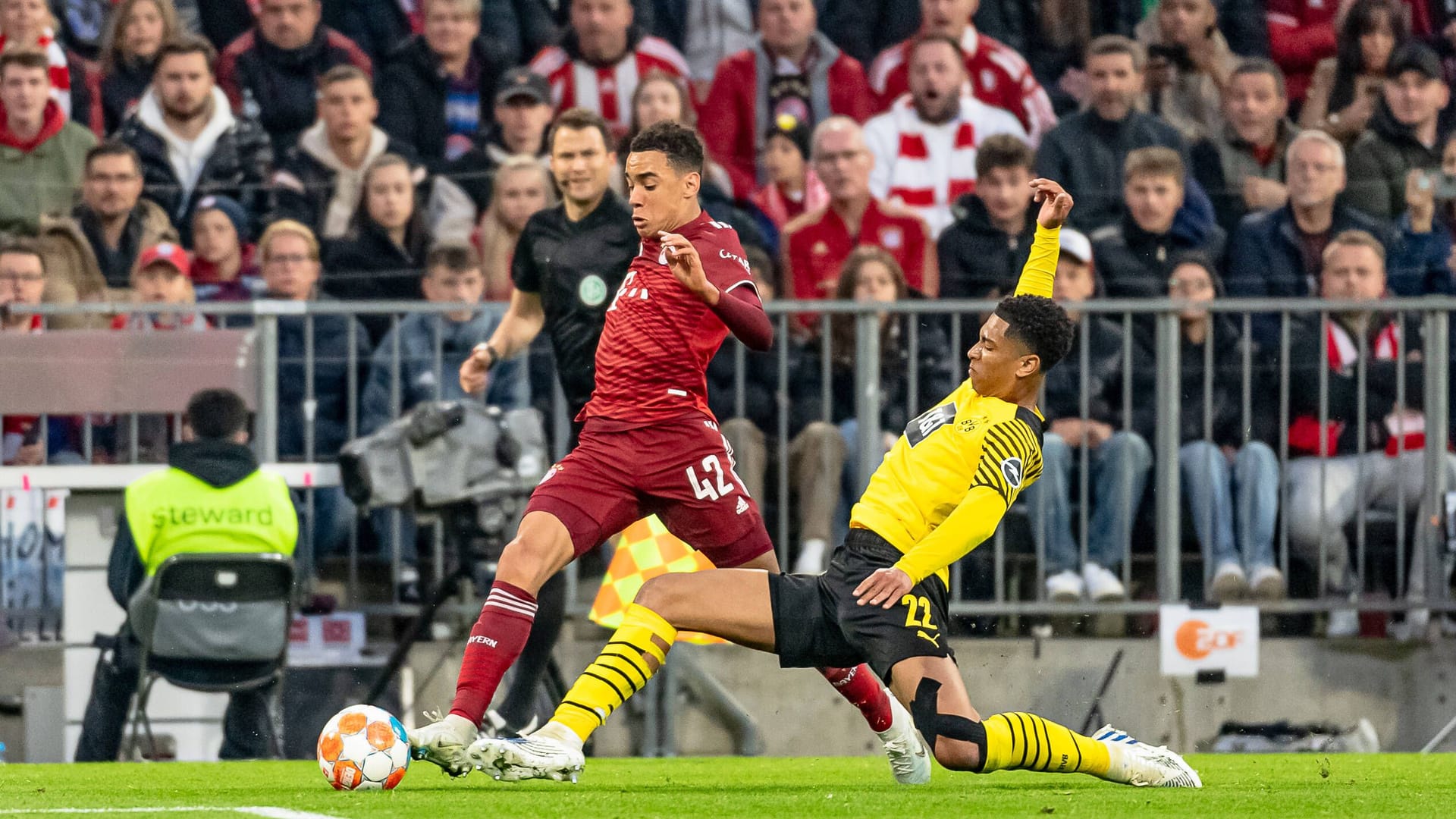 Jamal Musiala (l.) und Jude Bellingham: Das letzte Duell in der Bundesliga entschieden Musiala und die Münchener für sich.