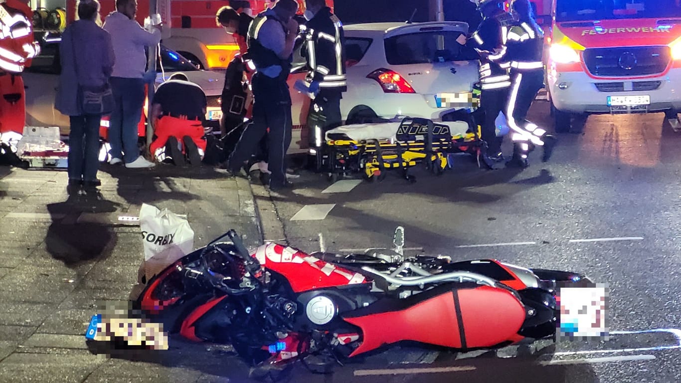 Die Unfallstelle: Der Motorradfahrer musste mit einem Hubschrauber in eine Spezialklinik geflogen werden.
