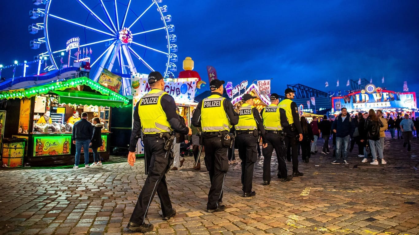 Polizisten laufen Streife über den Bremer Freimarkt (Archivbild): Durchschnittlich kam es jeden Tag zu mehr als 3,5 Gewalttaten.