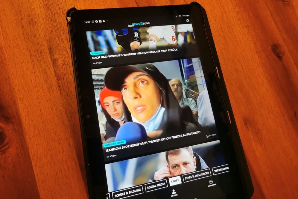 Die App Newszone auf einem Tablet: Um das Angebot für die "Generation Z" ist ein Streit zwischen Zeitungsverlagen und Südwestrundfunk entbrannt.