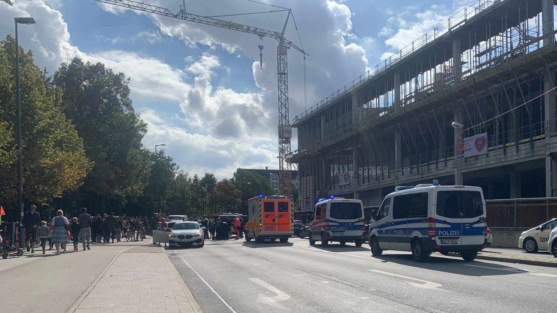 Rettungskräfte waren schnell vor Ort: Am Oktoberfest ist es zu einem Unfall gekommen.