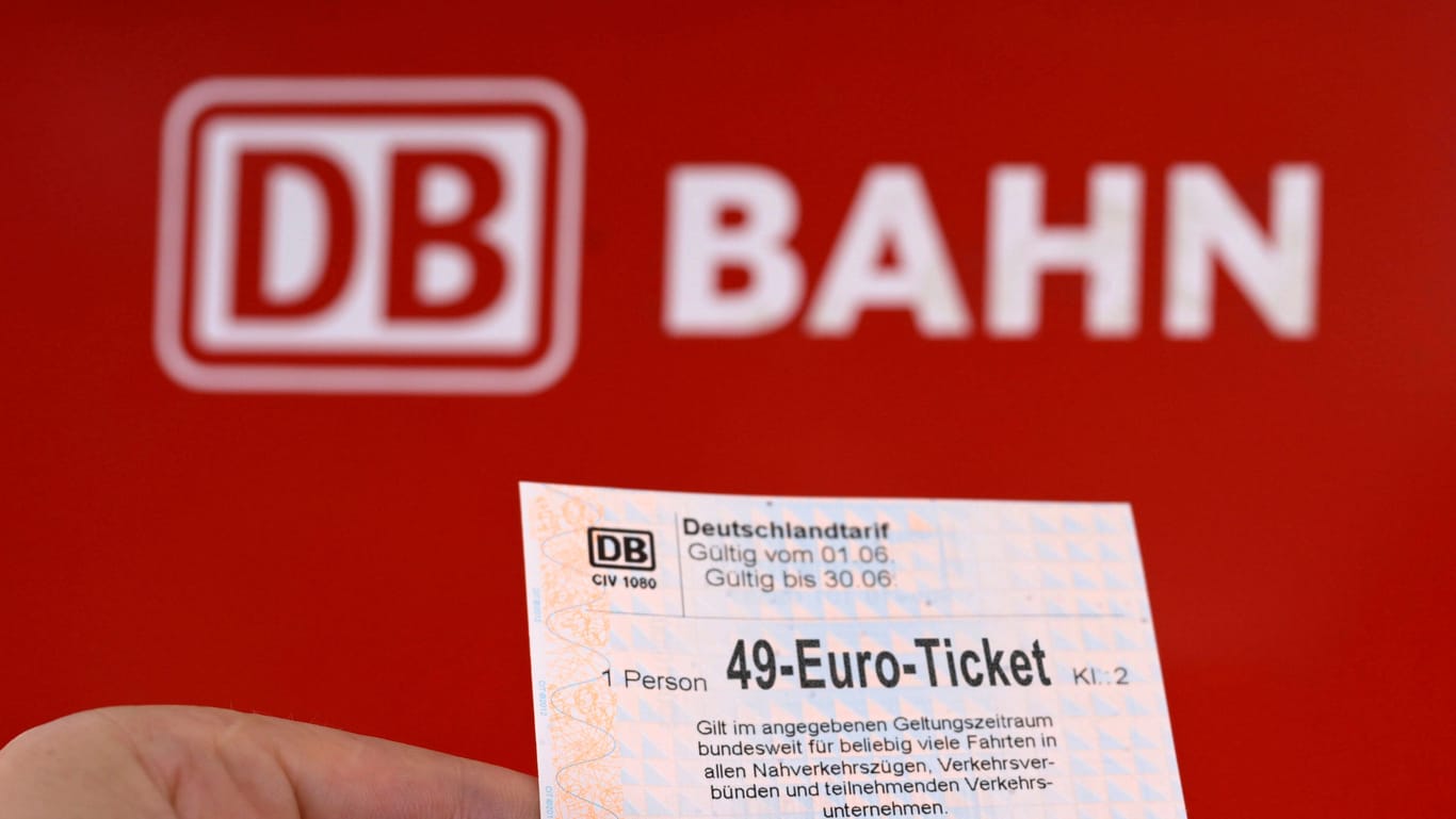 49-Euro-Ticket (Symbolbild): In Hamburg gibt es noch Unklarheiten.
