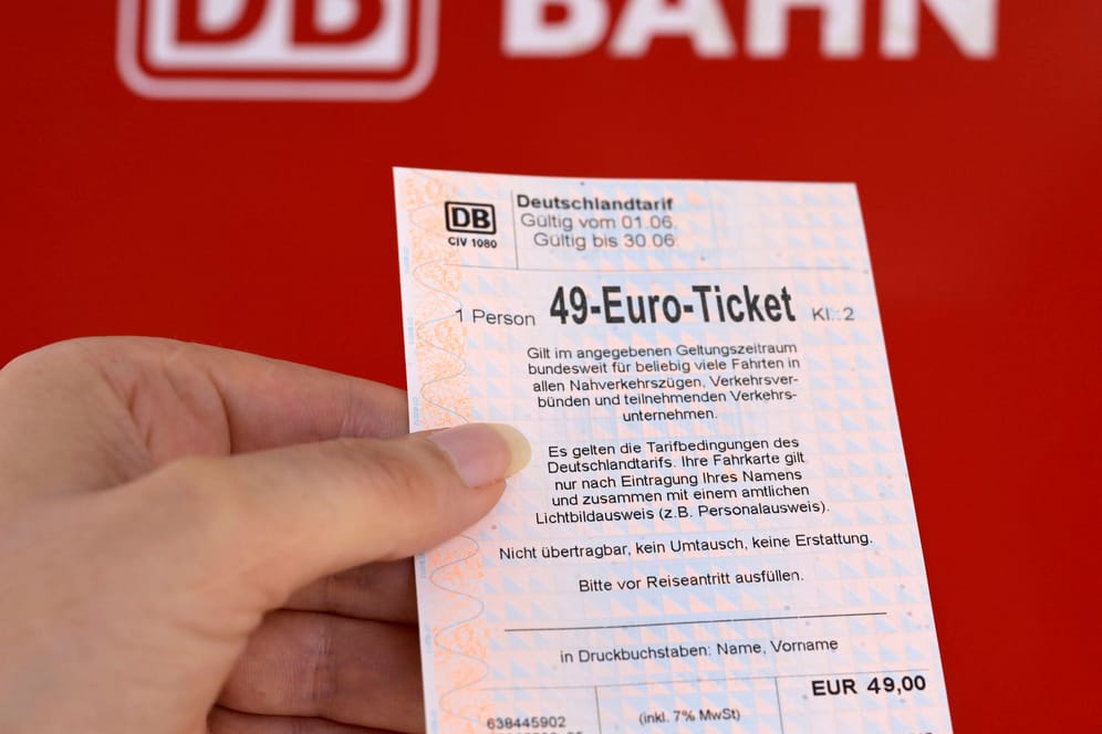 49-Euro-Ticket (Symbolbild): In Hamburg gibt es noch Unklarheiten.