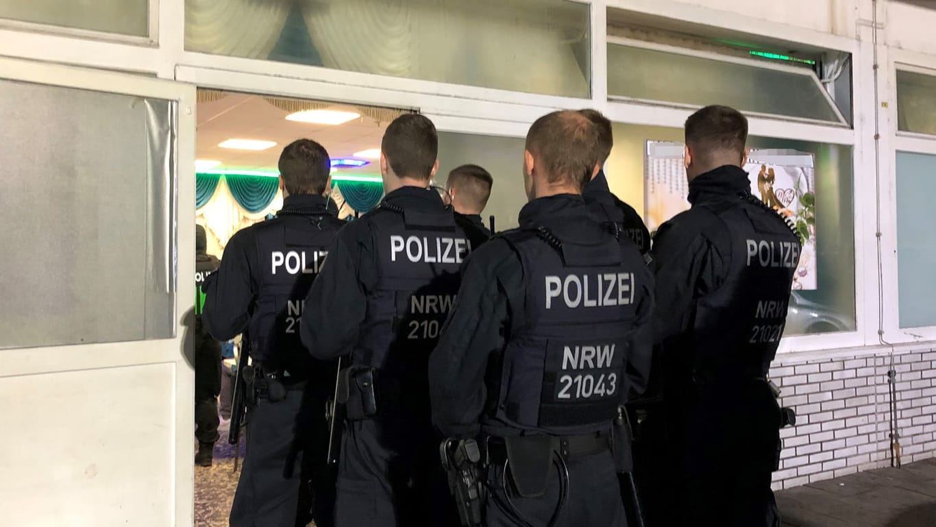 Polizisten dringen in die Halle in Ratingen ein: Insgesamt waren über 200 Beamte im Einsatz.
