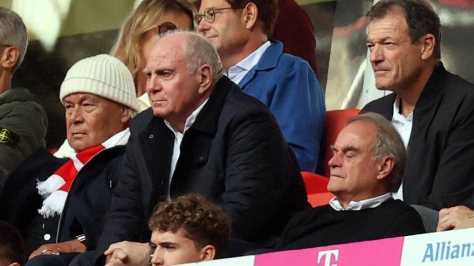 Uli Hoeneß: Auch der Ehrenpräsident des FC Bayern findet nach dem 2:2 des FC Bayern bei Borussia Dortmund deutliche Worte.