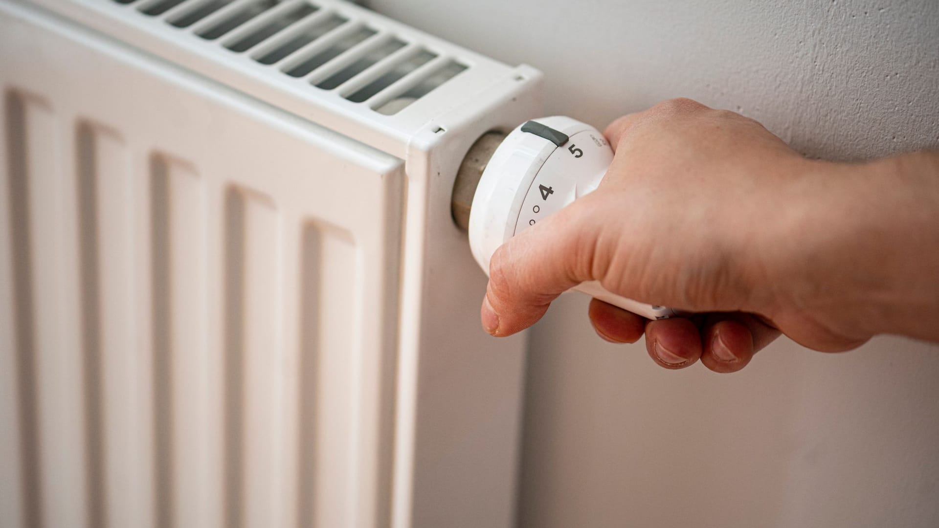 Eine Person bedient das Thermostat einer Heizung (Symbolfoto): Heizen war für viele Deutsche bereits letztes Jahr zu teuer.