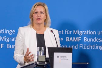 Innenministerin Faeser: Im EU-Vergleich habe Deutschland mit Abstand die meisten Ortskräfte und besonders gefährdete Afghanen aufgenommen.