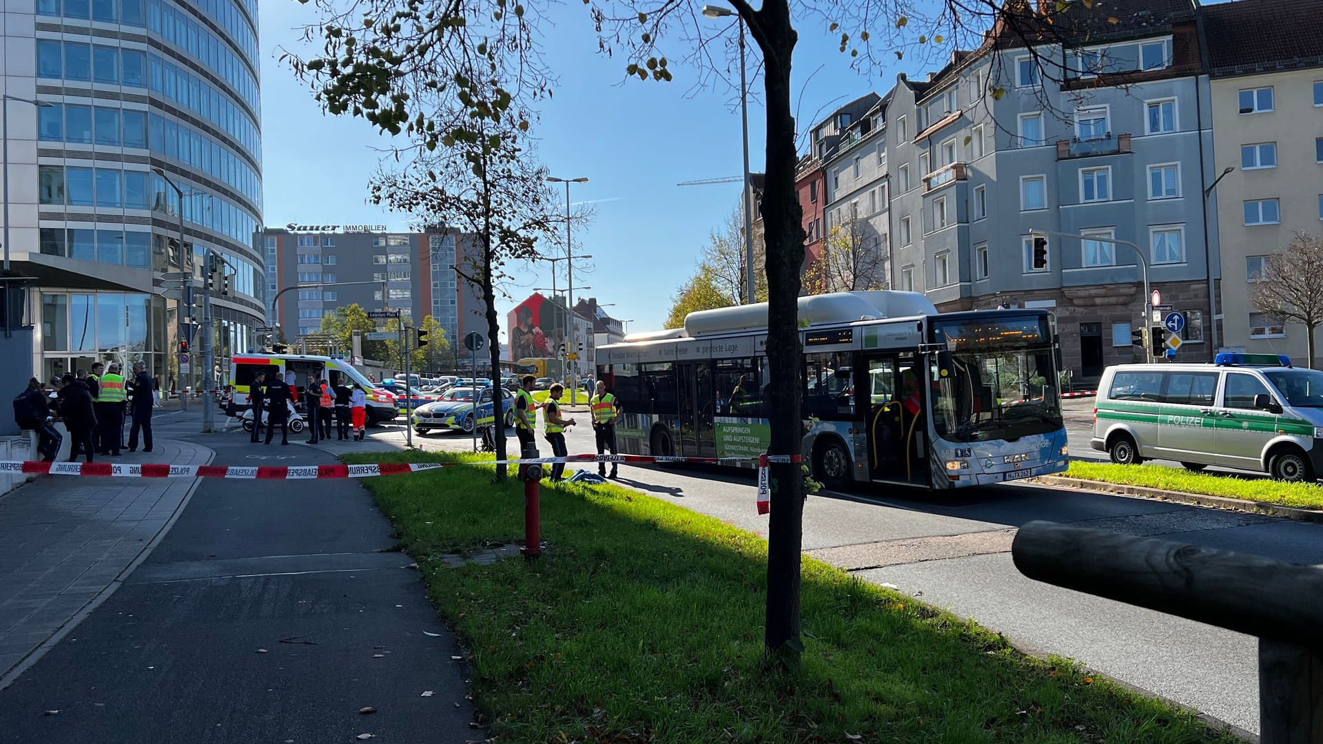 Zu einem schweren Unfall kam es am Donnerstag auf der B2 am Leipziger Platz in Nürnberg. Zu einem schweren Unfall kam es am Donnerstag auf der B2 am Leipziger Platz in Nürnberg.