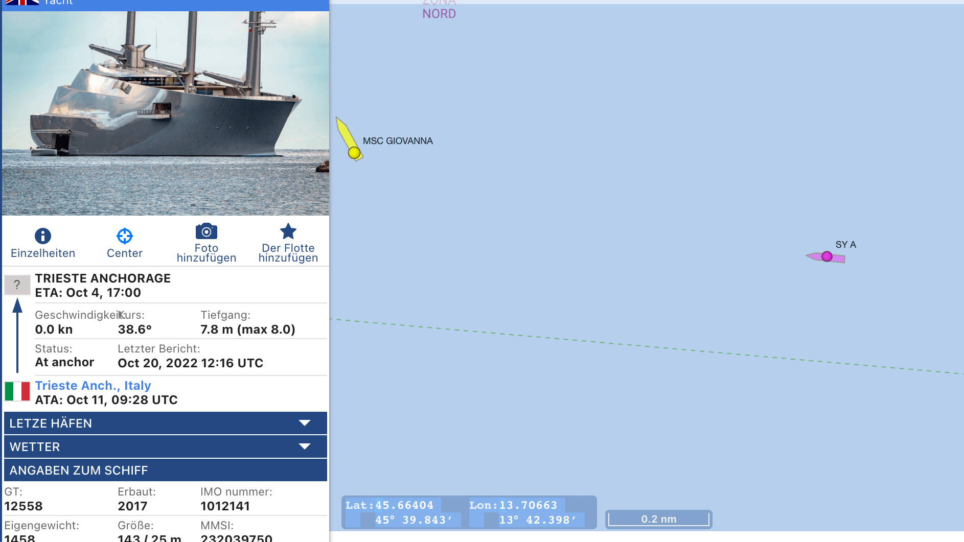 Die Segelyacht "A" liegt vor dem Hafen von Triest