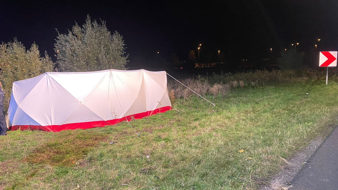 Die Niederländische Polizei hat am Mittwochabend bei der A59 von Waalwijk in Richtung Den Bosch das Auto mit zwei Leichen entdeckt und bis spät in die Nacht den Fundort untersucht.