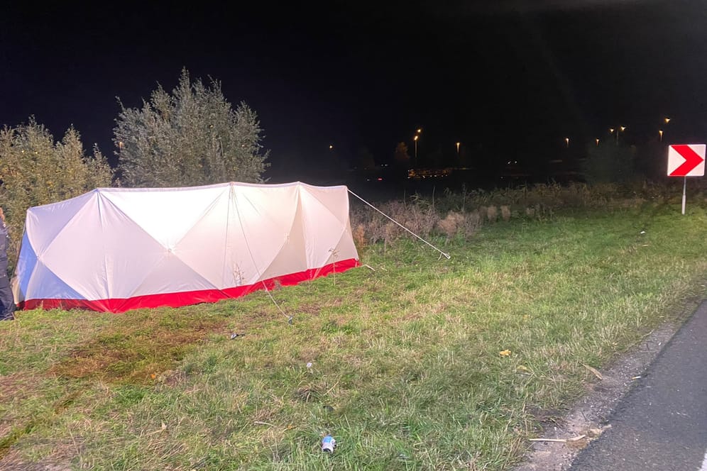 Die Niederländische Polizei hat am Mittwochabend bei der A59 von Waalwijk in Richtung Den Bosch das Auto mit zwei Leichen entdeckt und bis spät in die Nacht den Fundort untersucht.