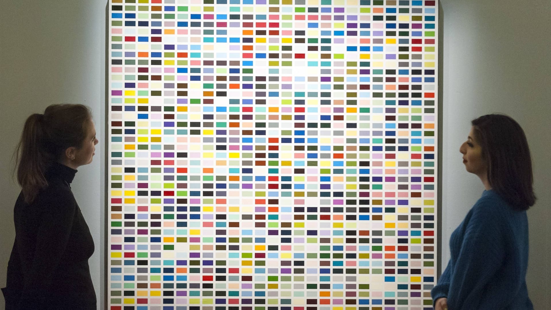 Zwei Frauen betrachten ein Werk von Richter (Archivbild): In dem Ranking wurden unter anderem Ausstellungen in 300 Museen bewertet.