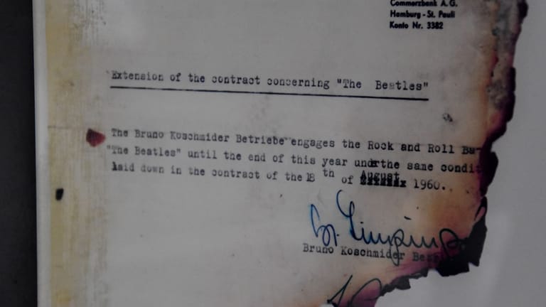 Das Bild zeigt einen alten Vertrag zwischen Clubbetreiber und den Beatles: Er hängt im Eingangsbereich der "Großen Freiheit 36".