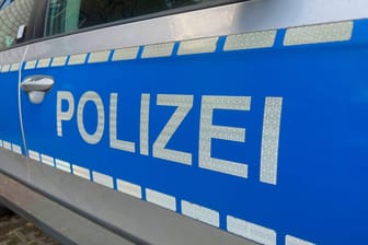 Schriftzug "Polizei" auf einem Streifenwagen (Symbolbild): Die Polizei sucht Zeugen.