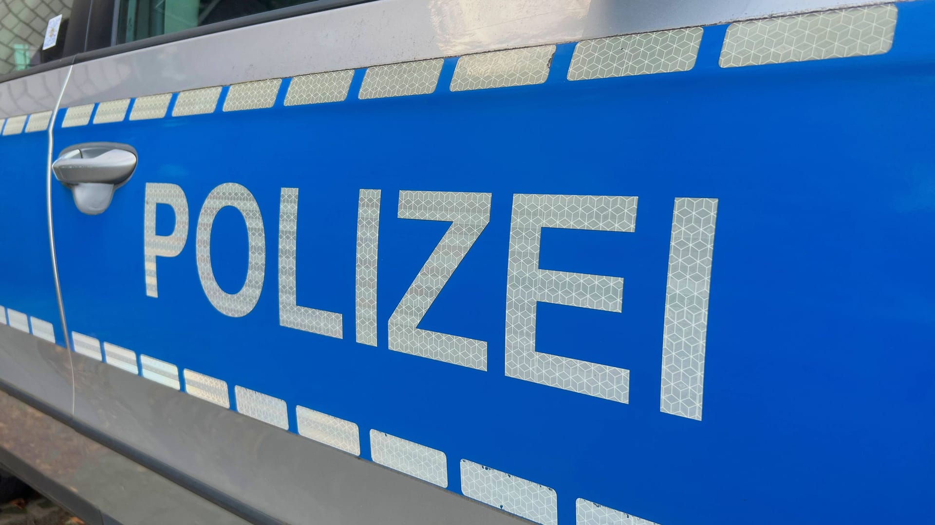 Schriftzug "Polizei" auf einem Streifenwagen (Symbolbild): Die Polizei sucht Zeugen.