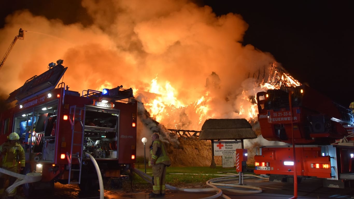 Brand in Groß Strömkendorf: Die Feuerwehr ließ das Gebäude kontrolliert abbrennen.