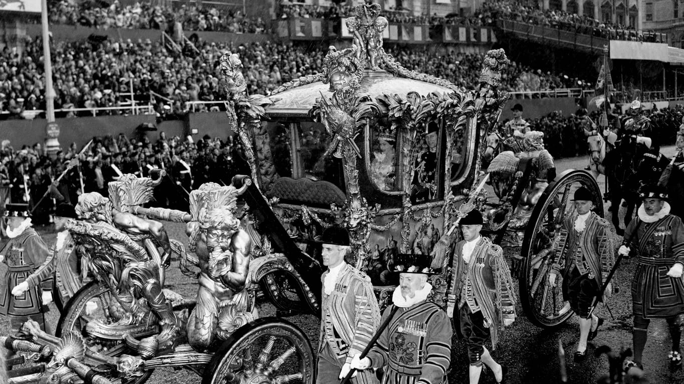 Von Westminster Abbey zum Buckingham-Palast: Die Krönungsprozession in der goldenen Kutsche bei Elizabeth II.