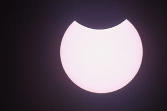 Partielle Sonnenfinsternis: Nur ein kleiner Teil der Sonne wird dabei vom Mond verdeckt.