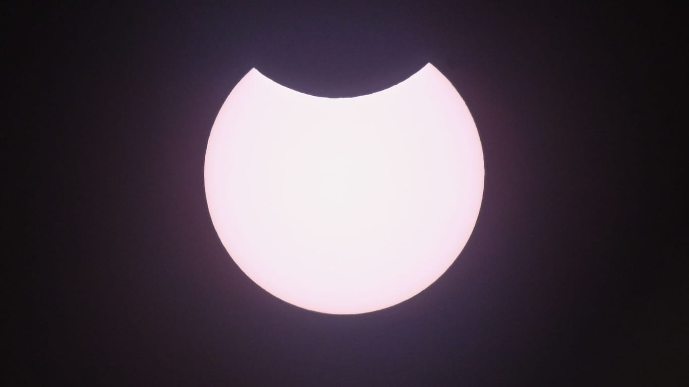 Partielle Sonnenfinsternis: Nur ein kleiner Teil der Sonne wird dabei vom Mond verdeckt.