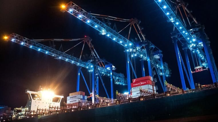 Lichter leuchten bei Nacht an einem Hafen (Symbolfoto): Viele Standorte verfügen über Notfallpläne.