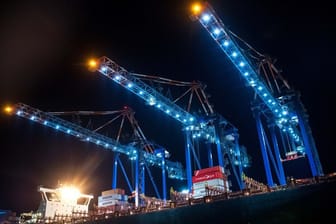 Lichter leuchten bei Nacht an einem Hafen (Symbolfoto): Viele Standorte verfügen über Notfallpläne.