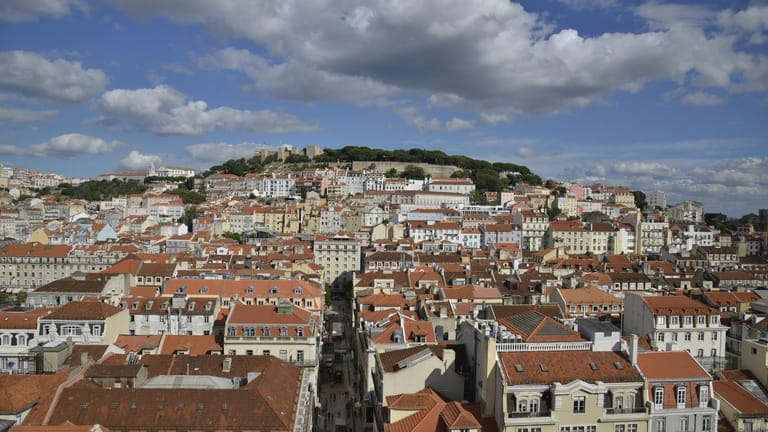 Der Blick über die Altstadt Lissabons: In Portugal gibt es mehrere Möglichkeiten die Mautgebühren zu bezahlen.