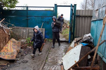 Kinder bringen nahe Charkiw Feuerholz: Die Ukraine rät Geflüchteten, im Ausland zu bleiben.