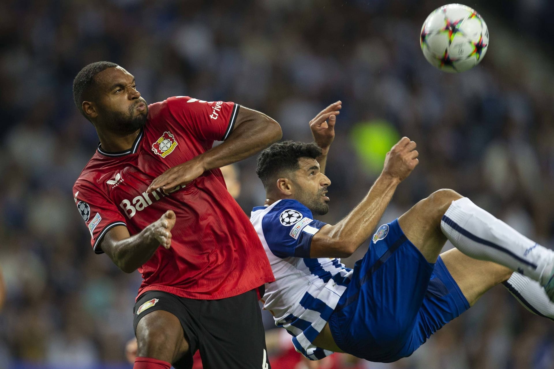 Jonathan Tah (l.) und Mehdi Taremi: Die Leverkusener konnten aus Portugal keine Punkte mitnehmen.