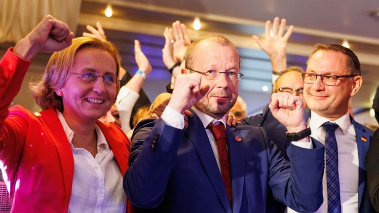 Beatrix von Storch (l-r, AfD), Stefan Marzischewski-Drewes und Tino Chrupalla: Sie jubeln bei der Wahlparty der AfD.