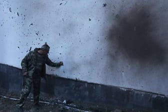 Ein Mann steht neben einer von Beschuss beschädigten Wand in der armenischen Stadt Jermuk: Am 13. September hatte Aserbaidschan das Land angegriffen.