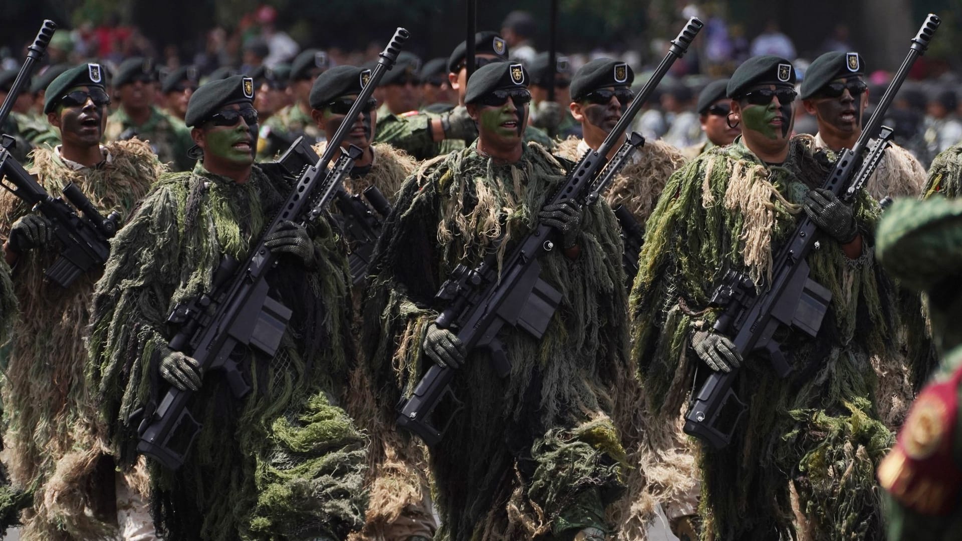 Soldaten der Armee: Sie marschieren während der jährlichen Militärparade zum Unabhängigkeitstag auf dem Hauptplatz der Hauptstadt, dem Zocalo, in Mexiko-Stadt.