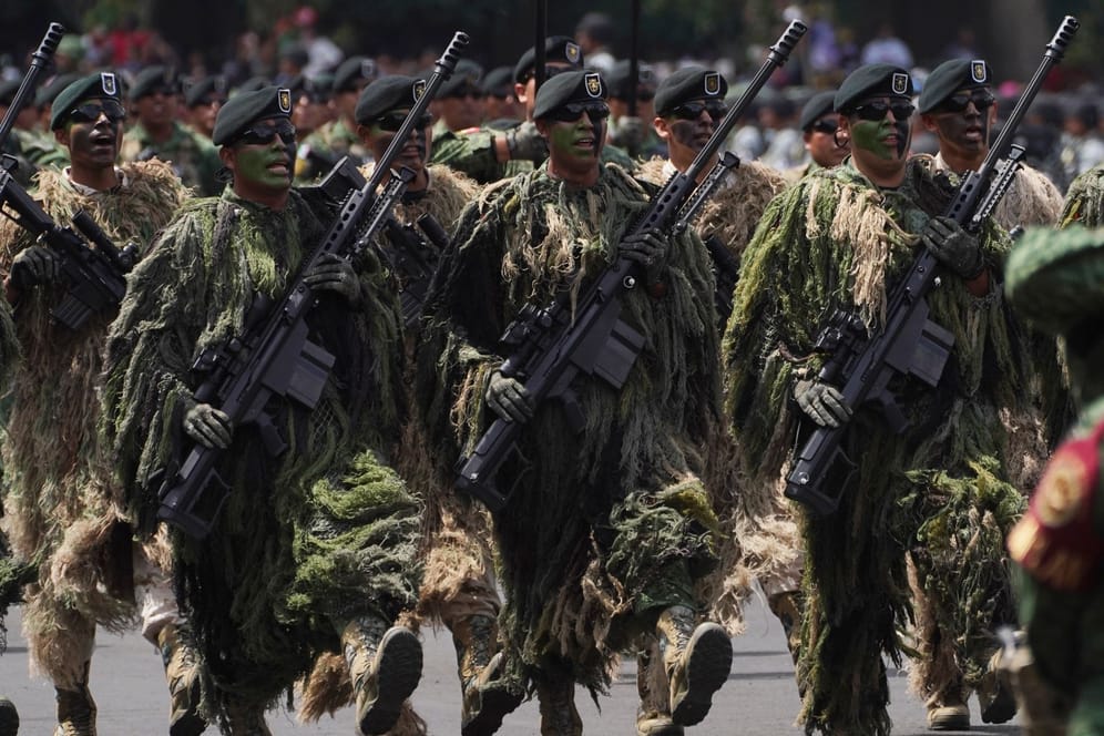 Soldaten der Armee: Sie marschieren während der jährlichen Militärparade zum Unabhängigkeitstag auf dem Hauptplatz der Hauptstadt, dem Zocalo, in Mexiko-Stadt.